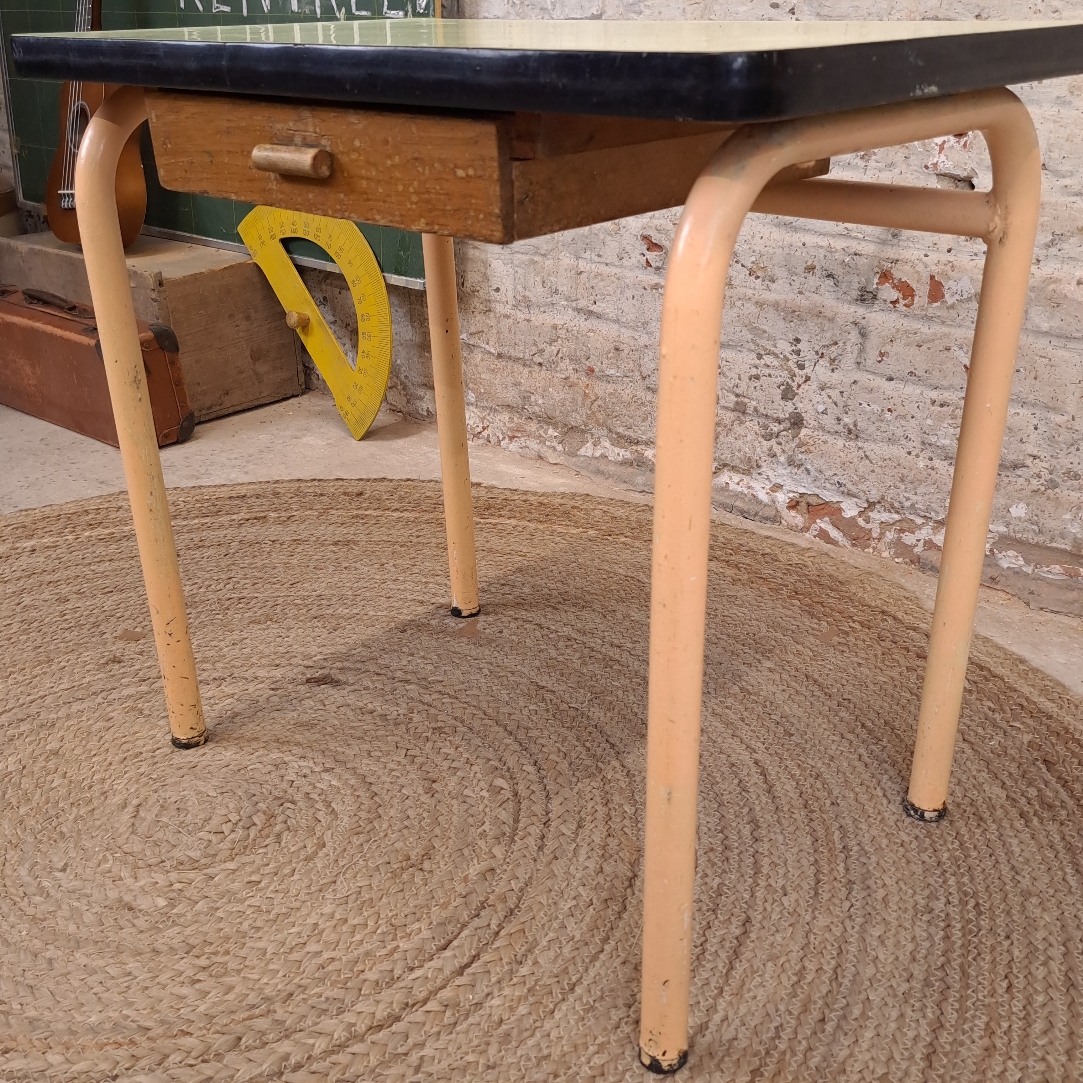 0116510e2664.jpg BUREAU D'écolier en formica