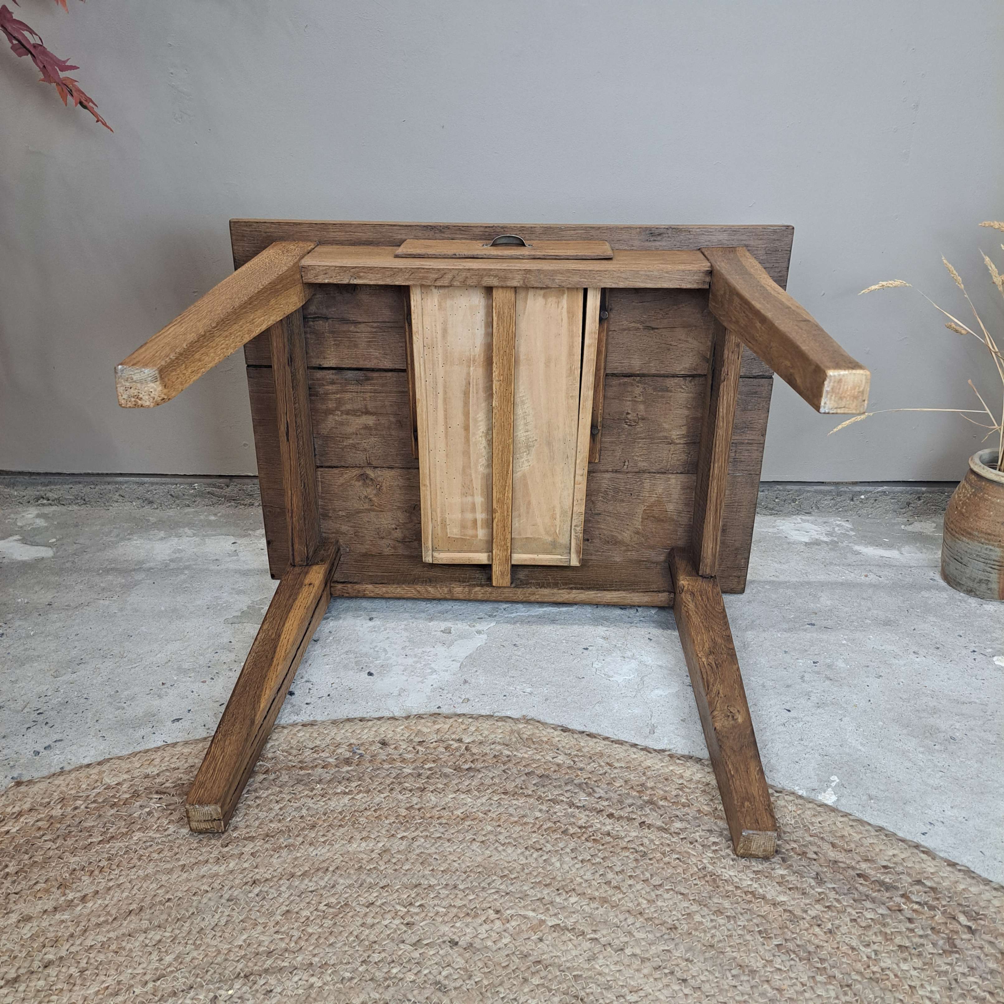 0aba6ba744a1.jpg PETITE TABLE