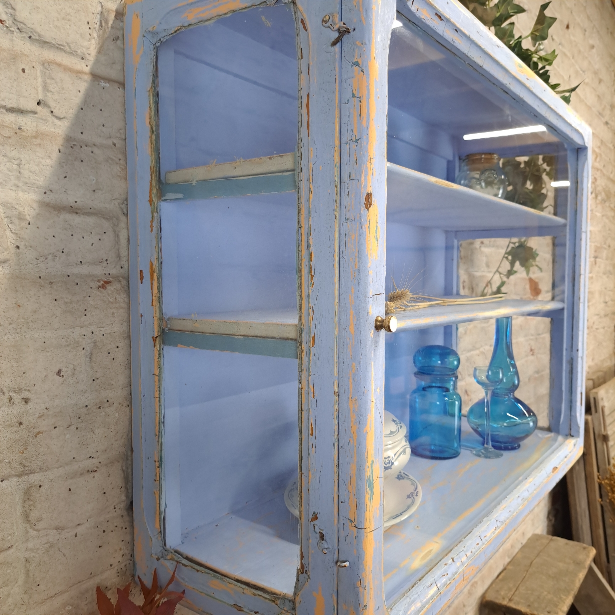 0b6800c7eefd.jpg VITRINE MURALE