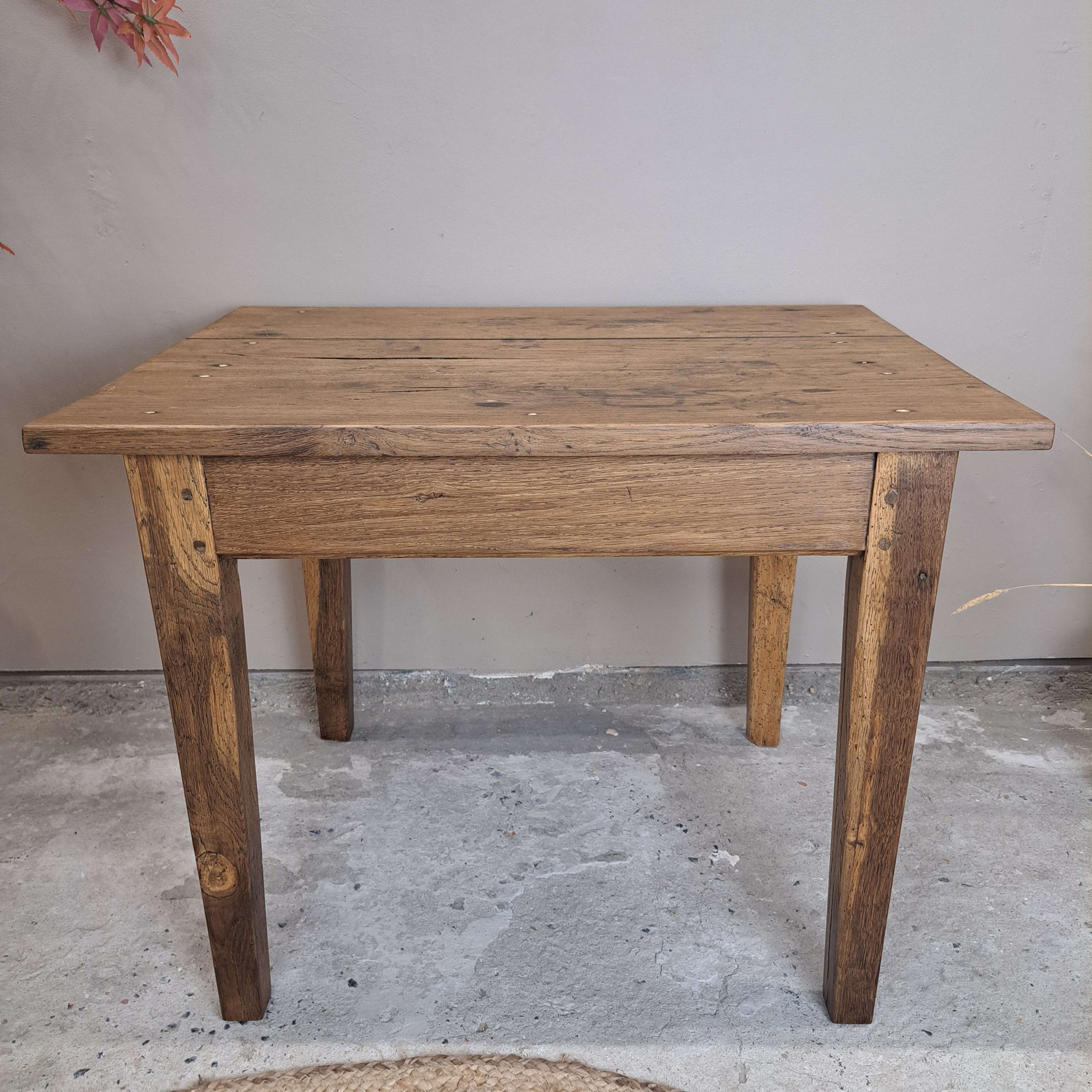 0c0714123307.jpg PETITE TABLE