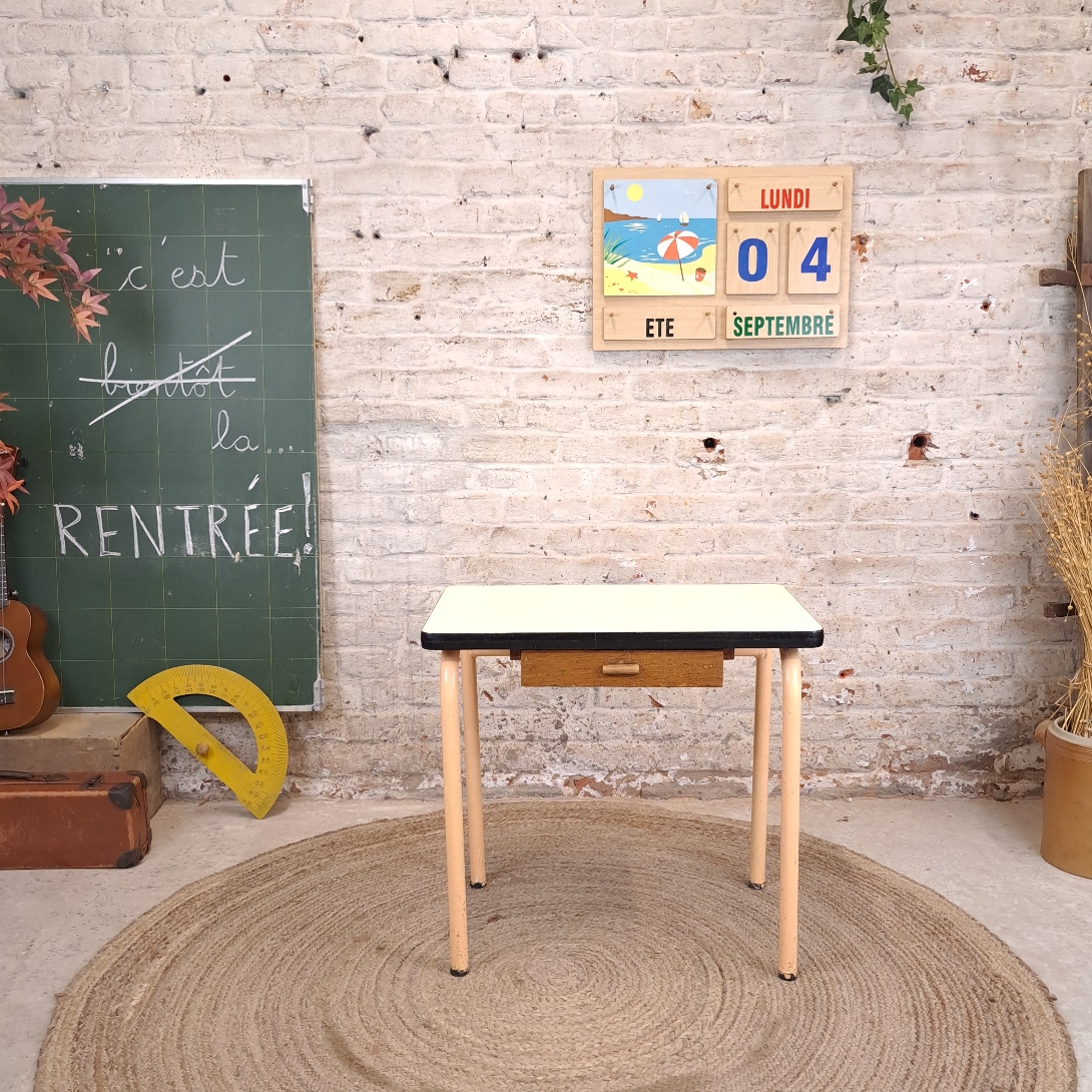 155b56ae8038.jpg BUREAU D'écolier en formica
