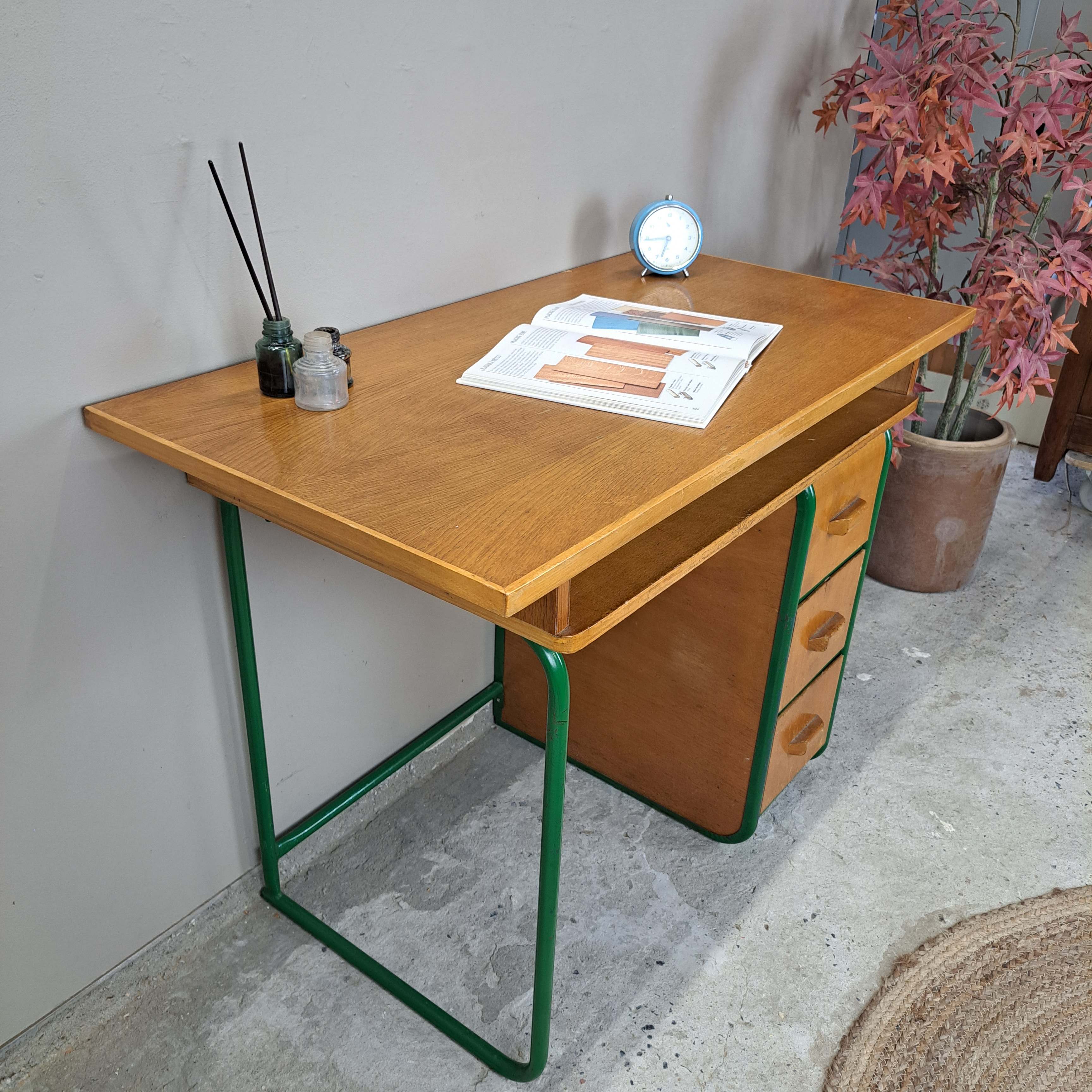 1b60b671c265.jpg PETIT BUREAU