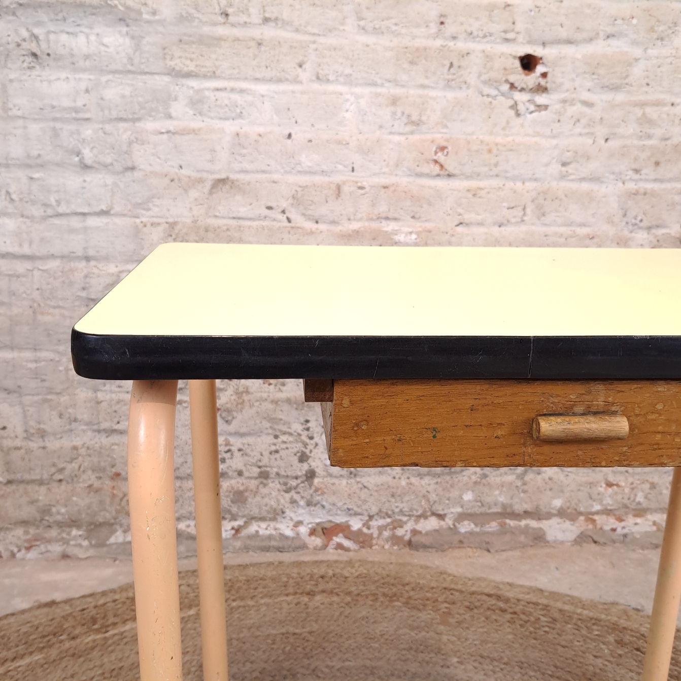 1bc0132d7bb6.jpg BUREAU D'écolier en formica