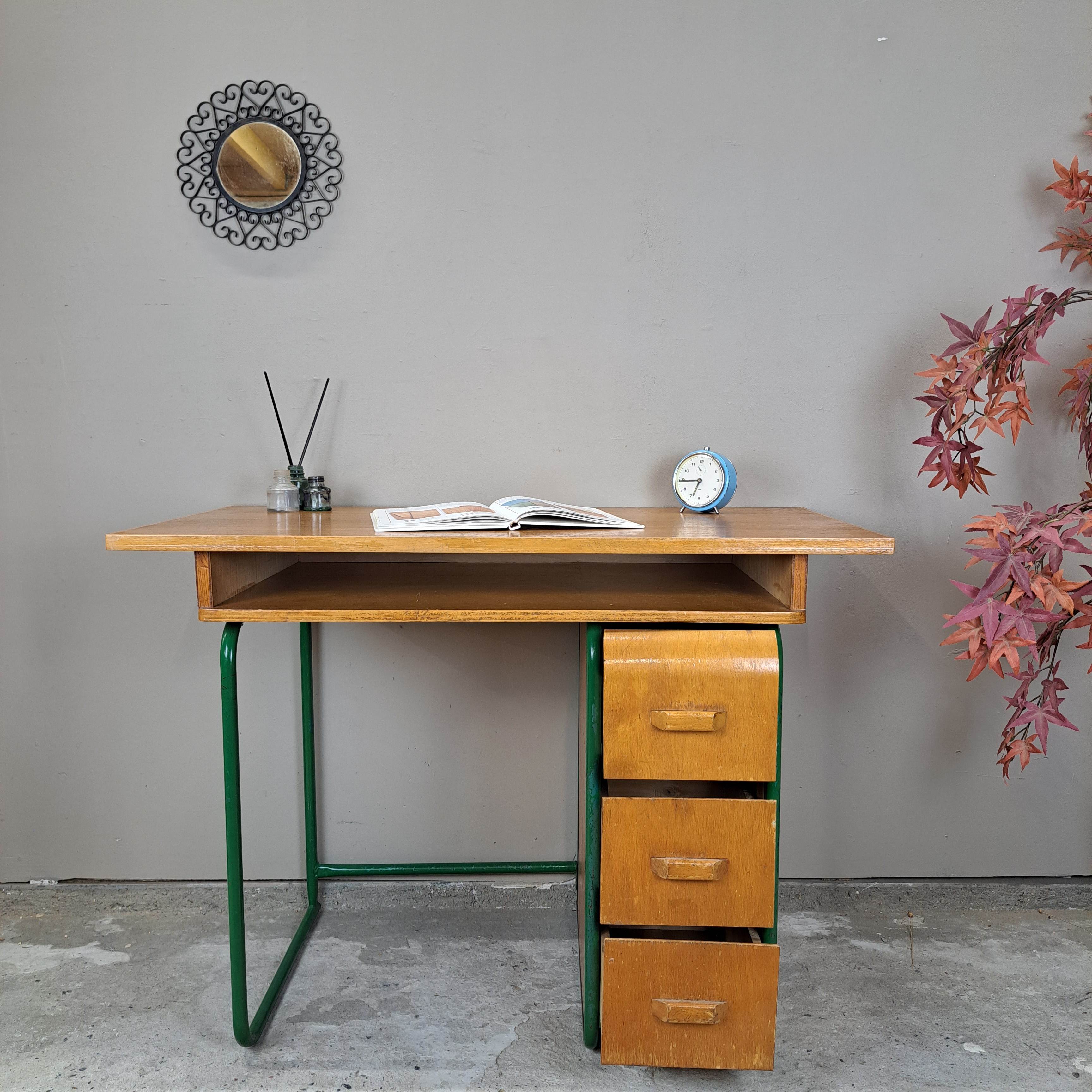 282378c6f0da.jpg PETIT BUREAU