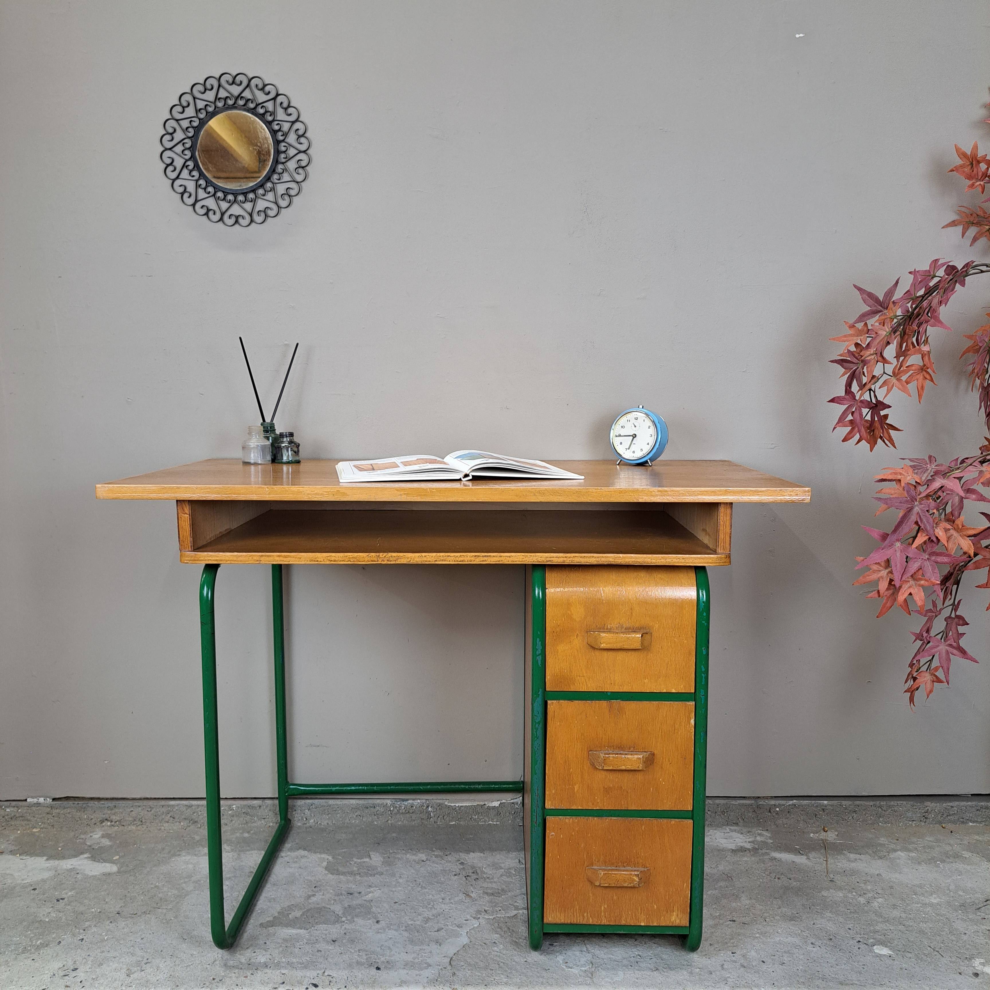 3a718eafd1d1.jpg PETIT BUREAU