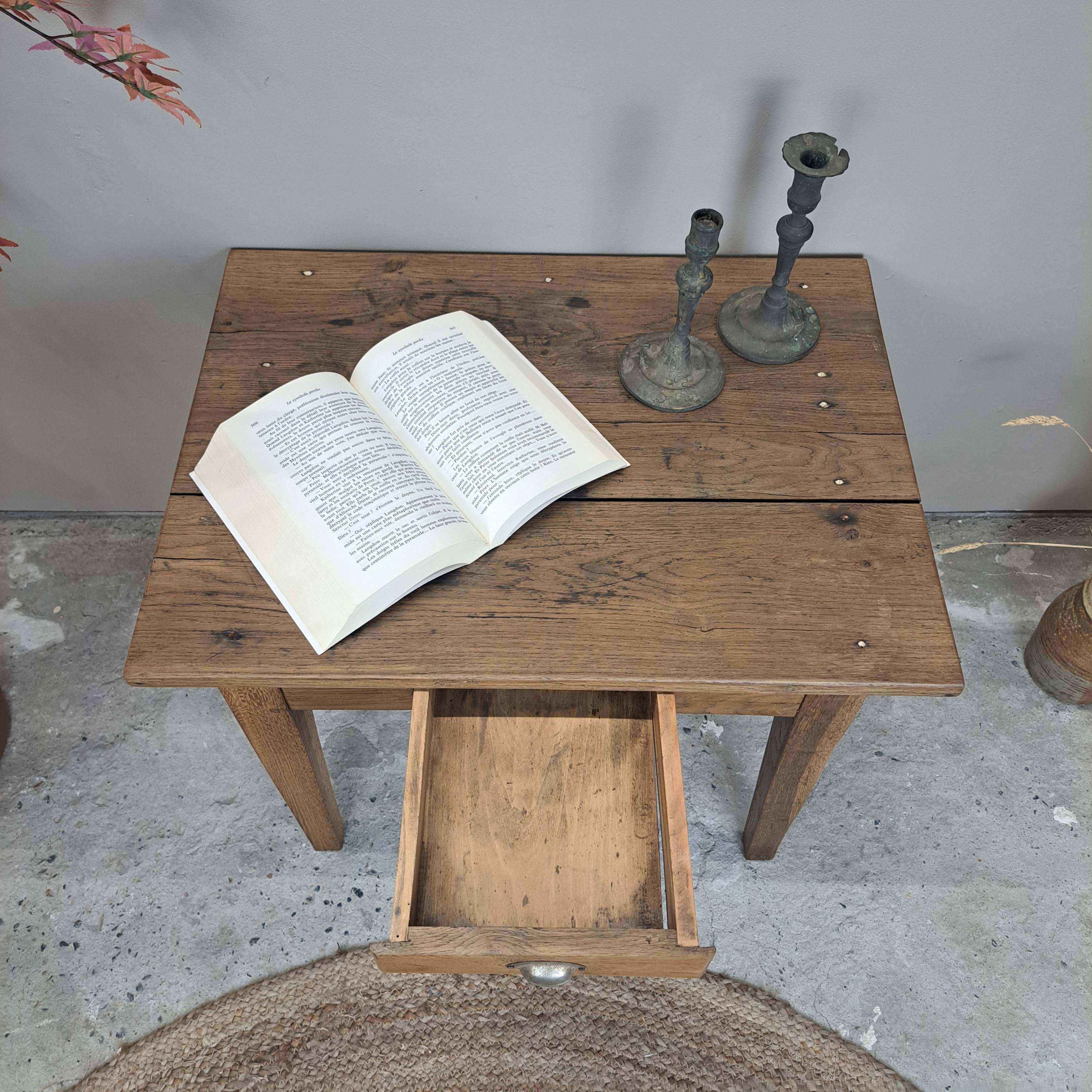 3b66c118724a.jpg PETITE TABLE
