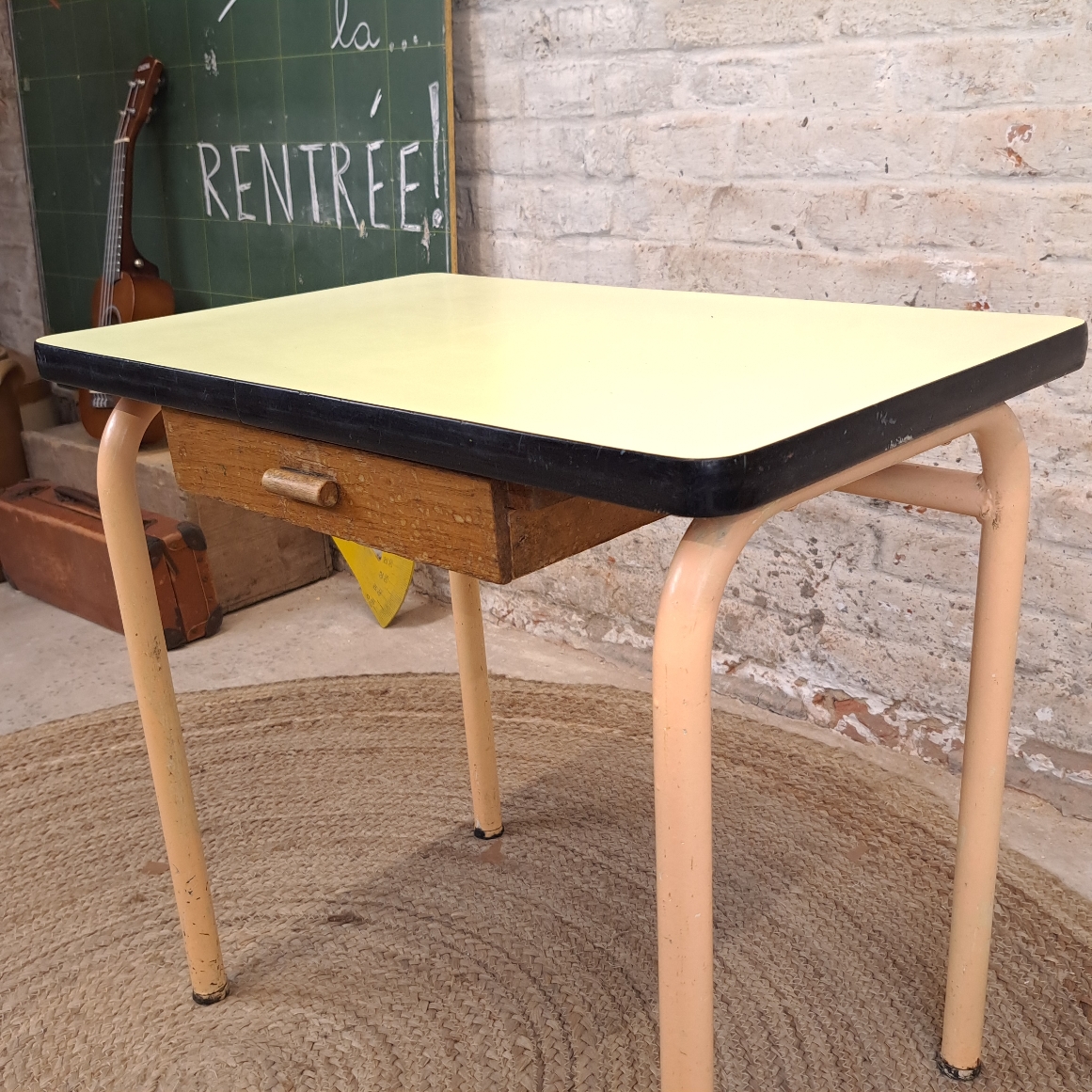 3bccfa9c2346.jpg BUREAU D'écolier en formica