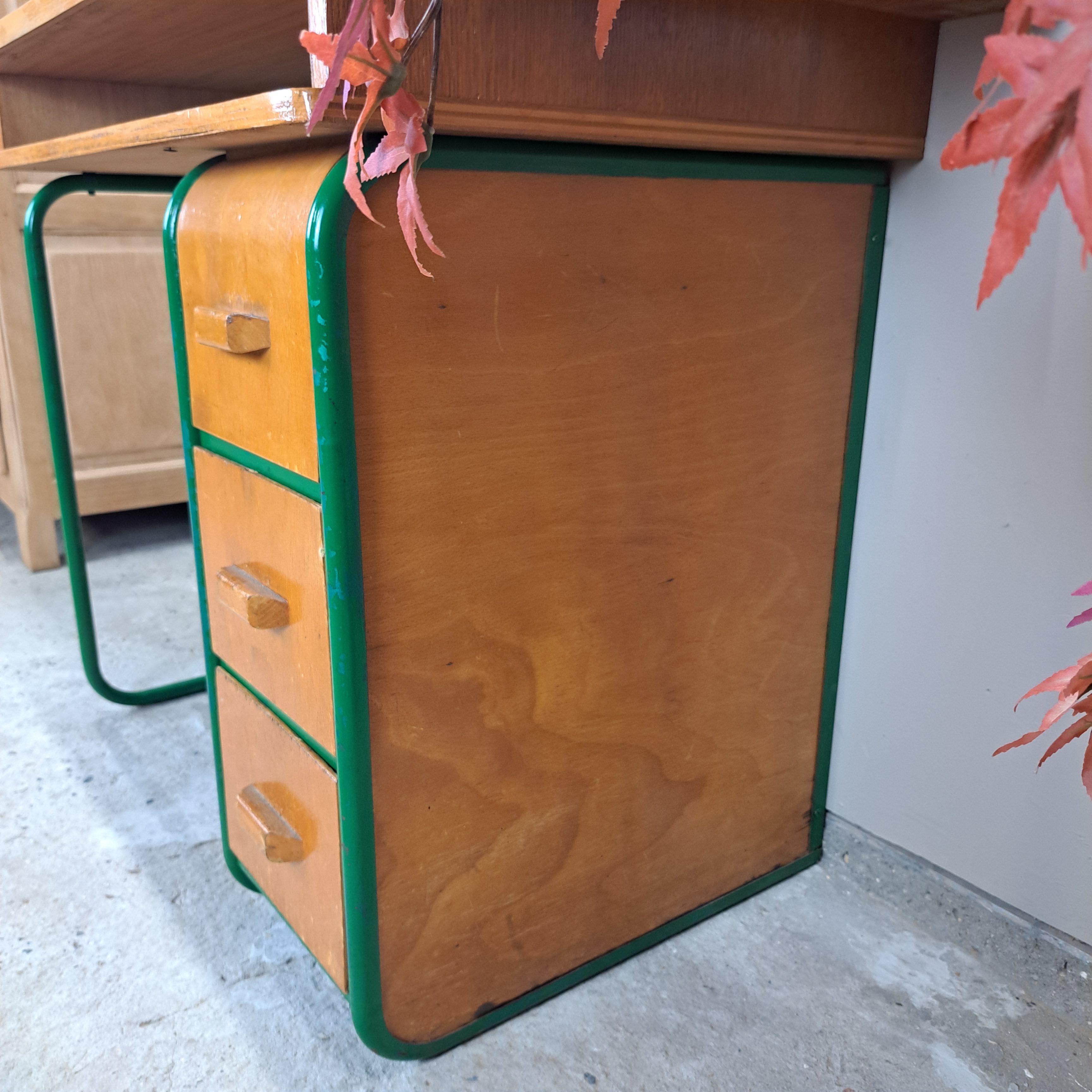 3e8d891a78ea.jpg PETIT BUREAU