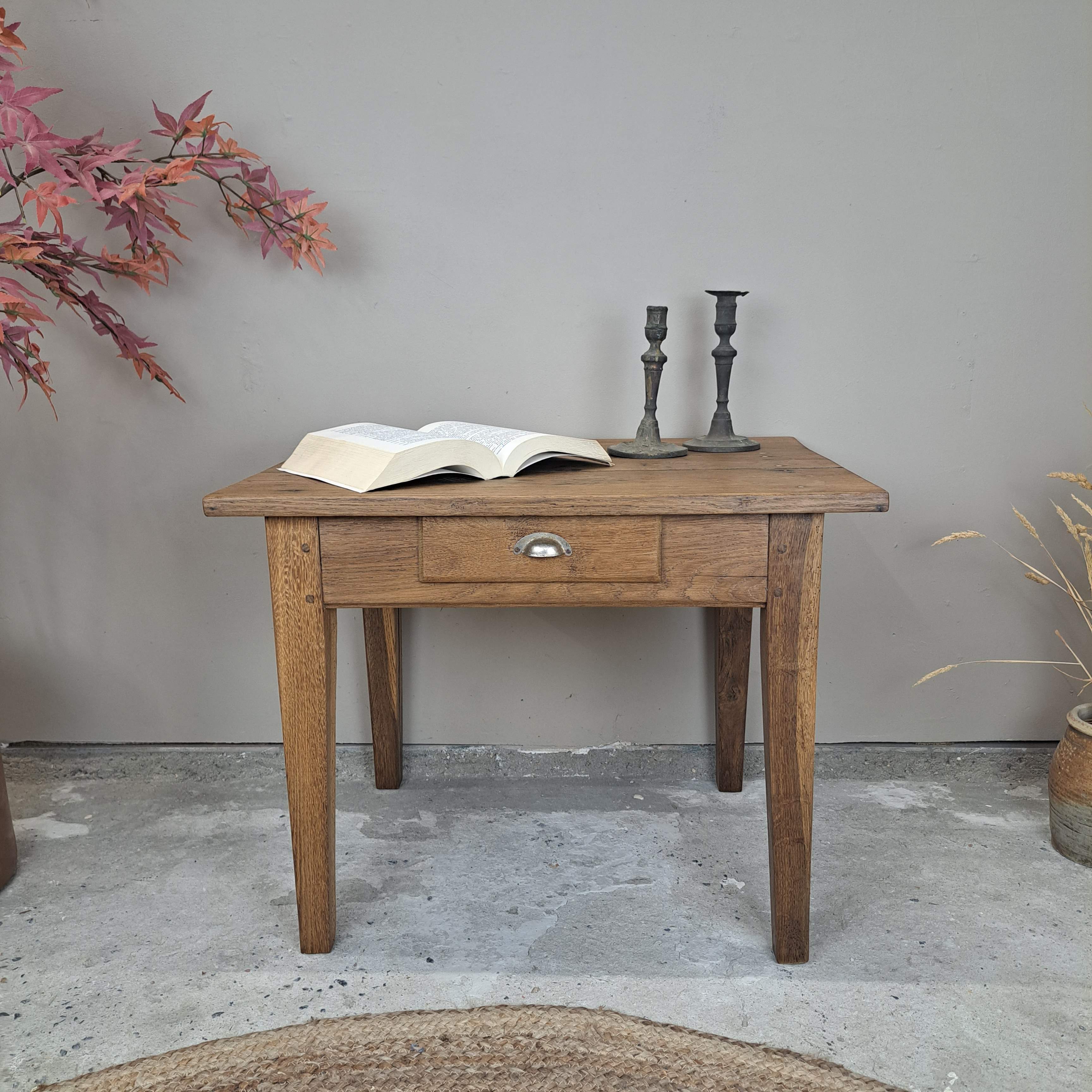 5c96870e1aad.jpg PETITE TABLE