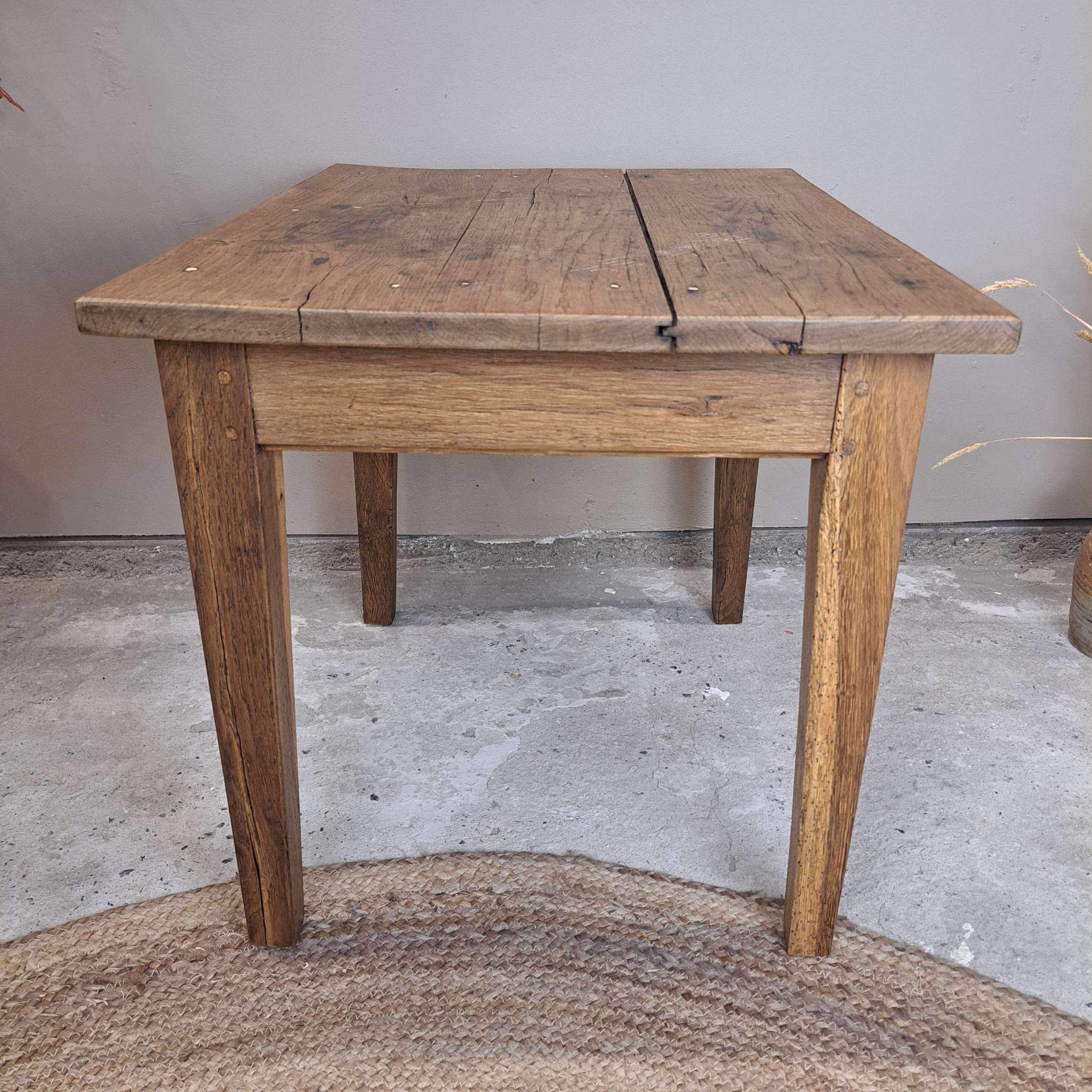 634a2d800e53.jpg PETITE TABLE