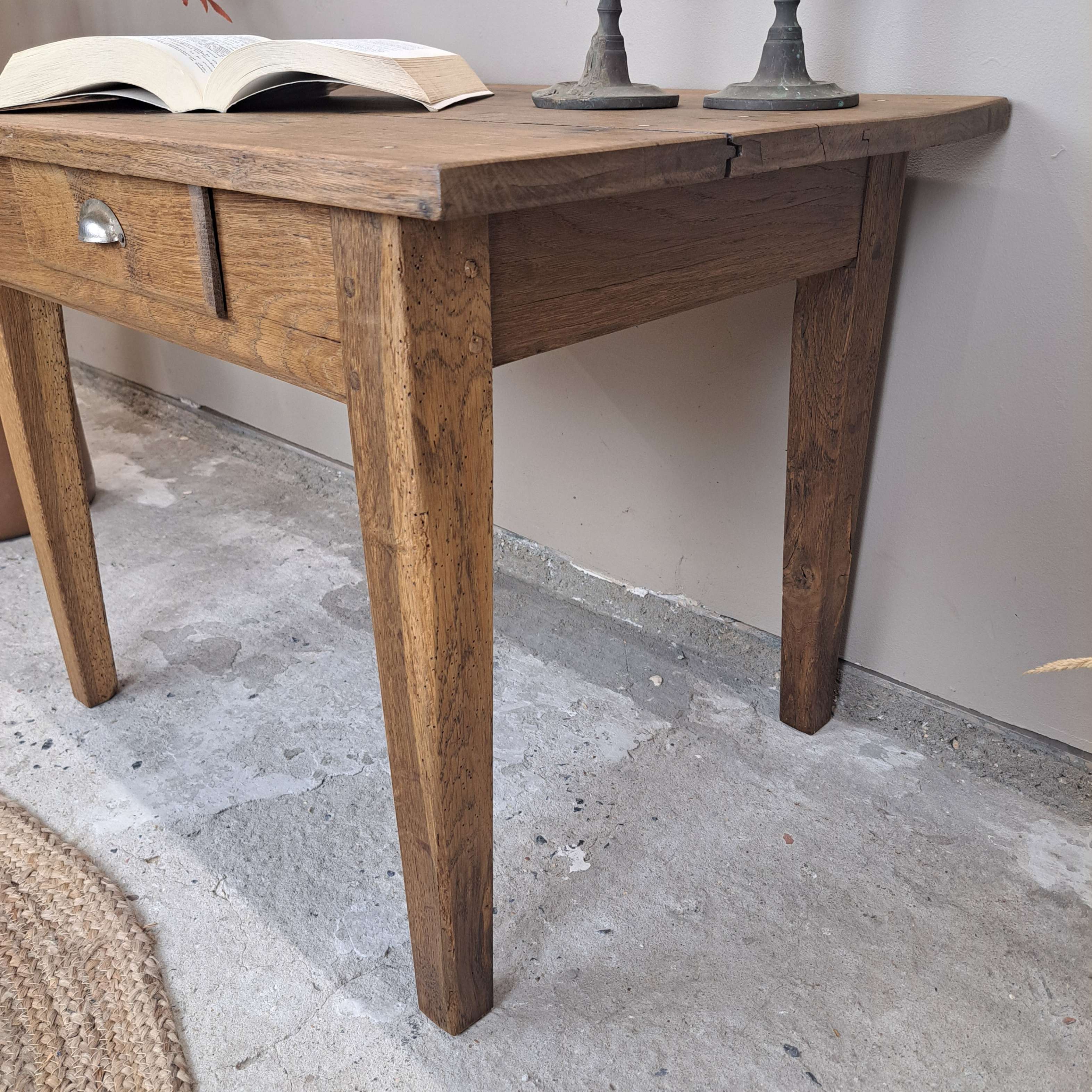 645331eb3181.jpg PETITE TABLE