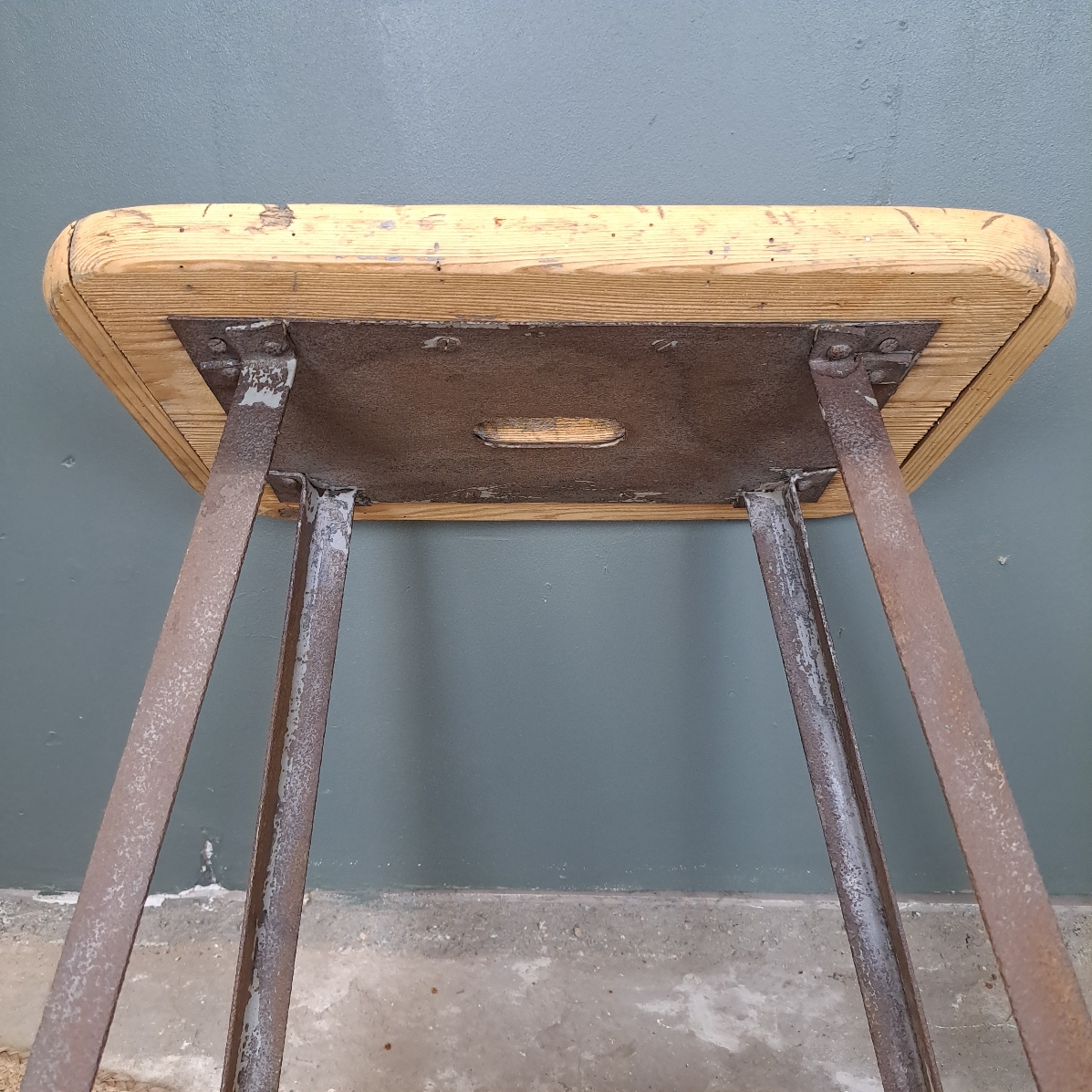 7681a9165725.jpg ANCIEN TABOURET DE METIER