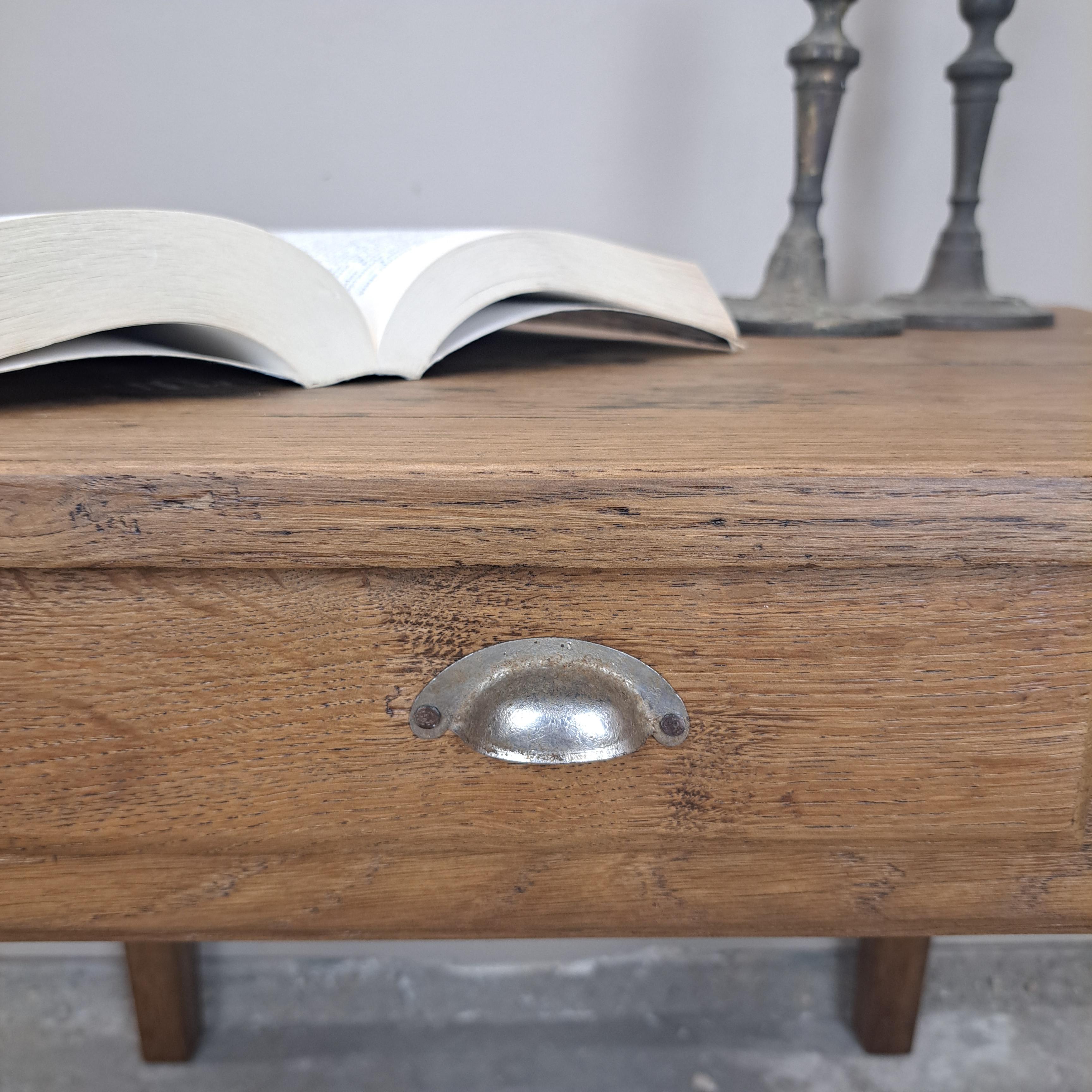 8781a273cc6e.jpg PETITE TABLE