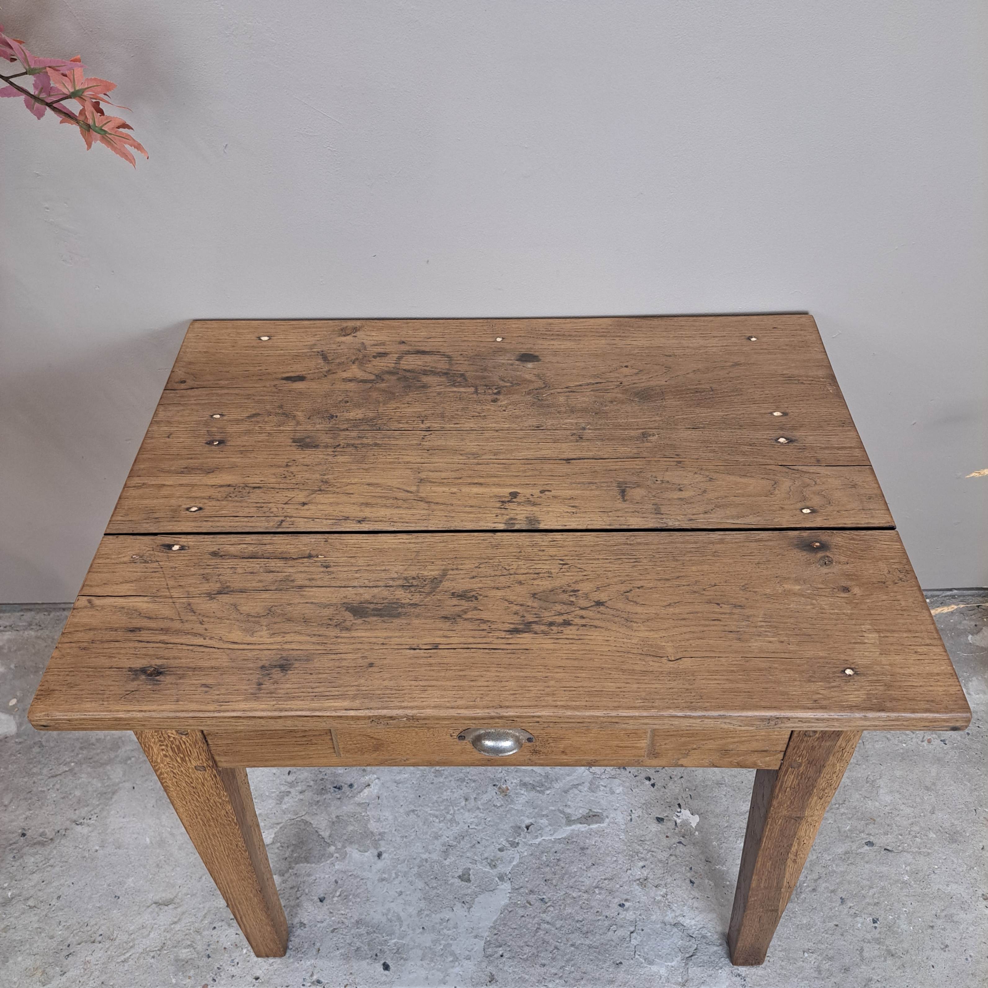 a0b339944d00.jpg PETITE TABLE