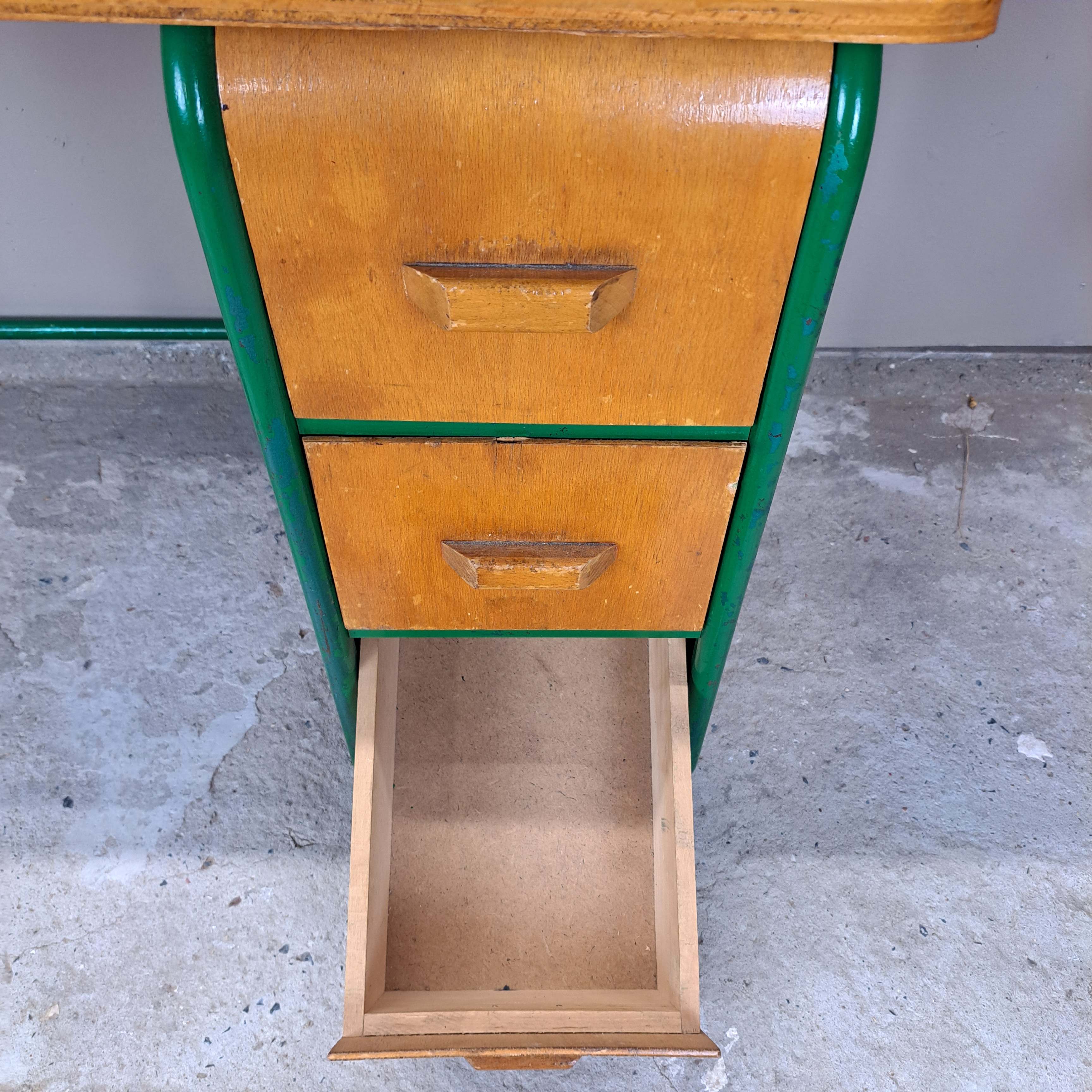 af17f329ca9e.jpg PETIT BUREAU