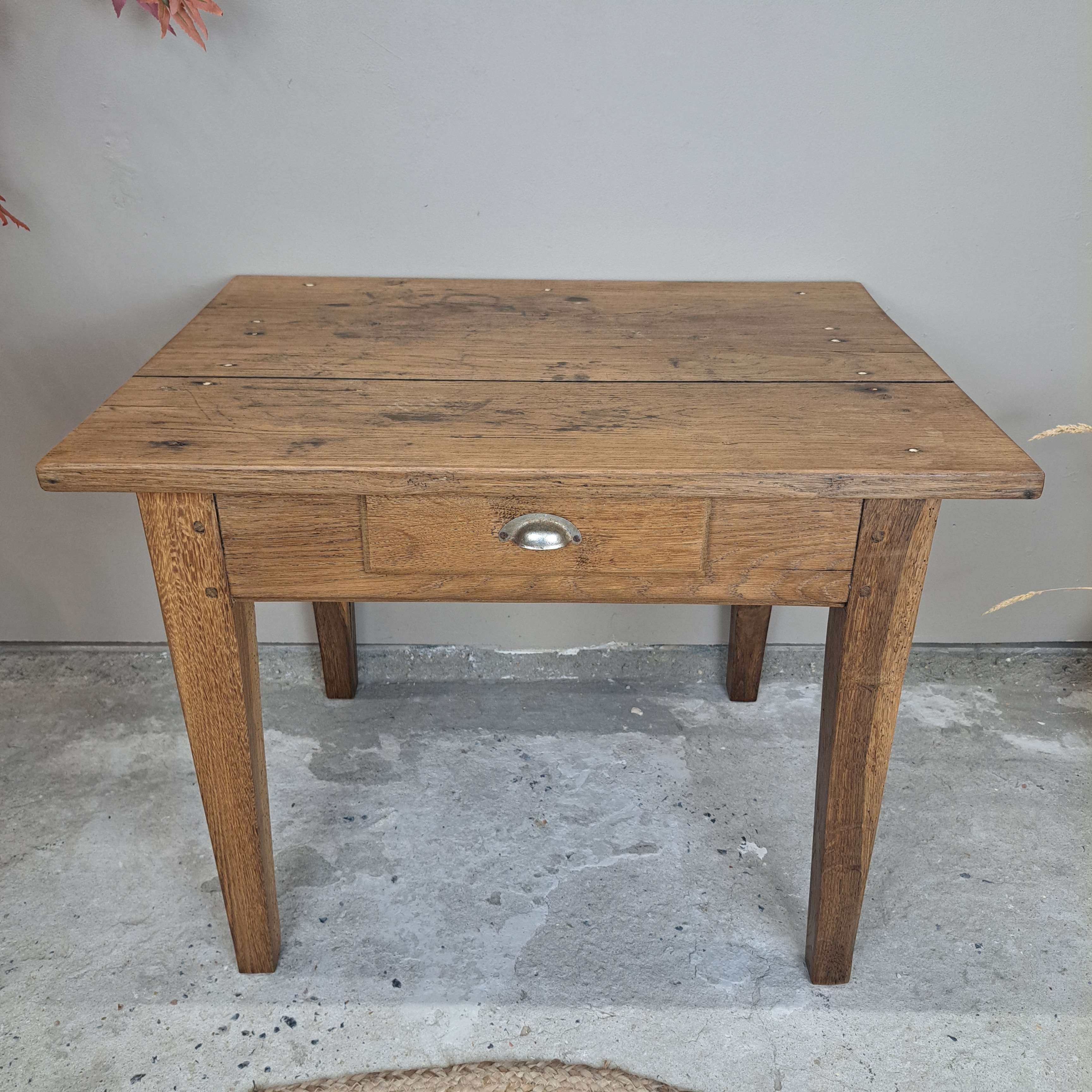 bd36bbc4fcd5.jpg PETITE TABLE