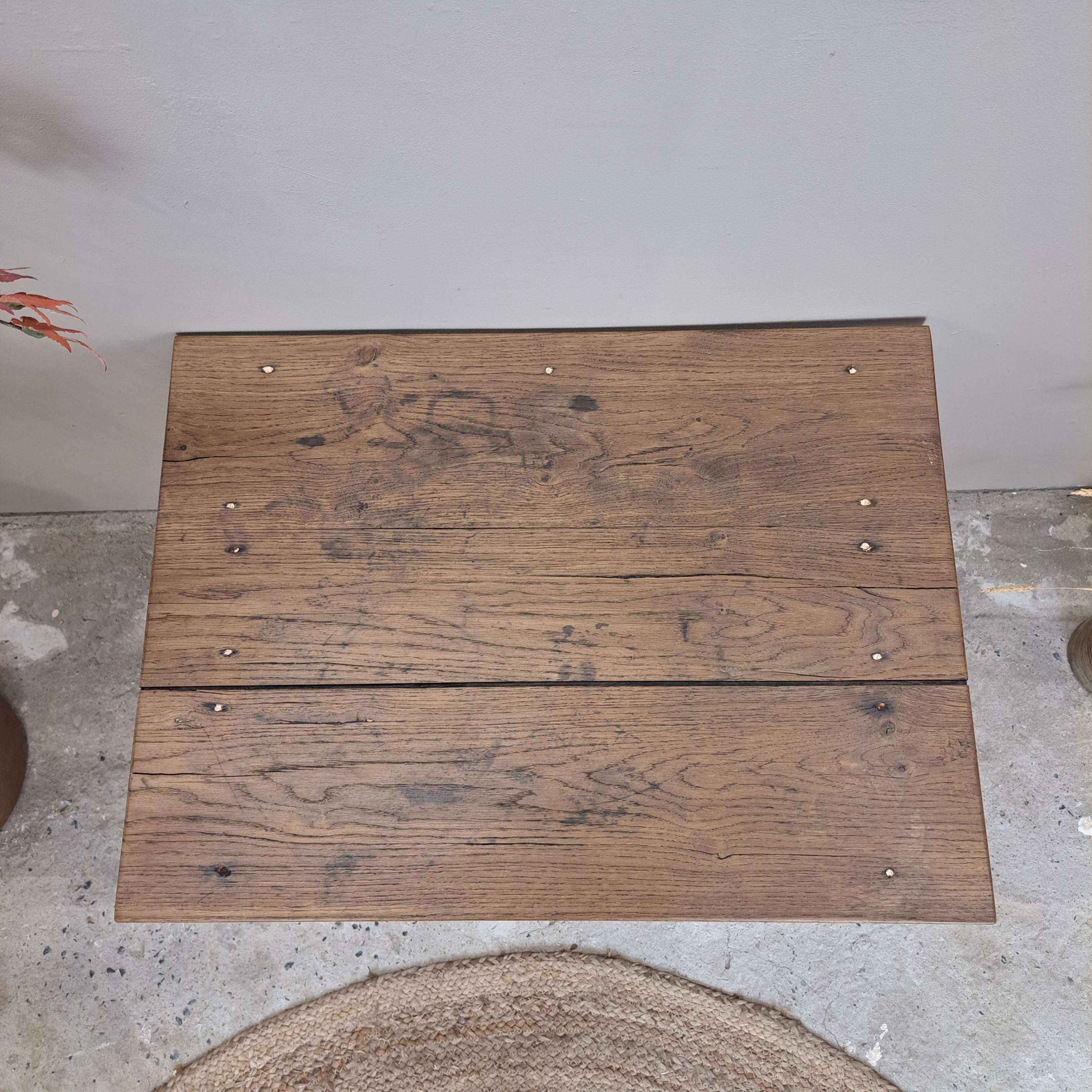 be35e7d26f6a.jpg PETITE TABLE