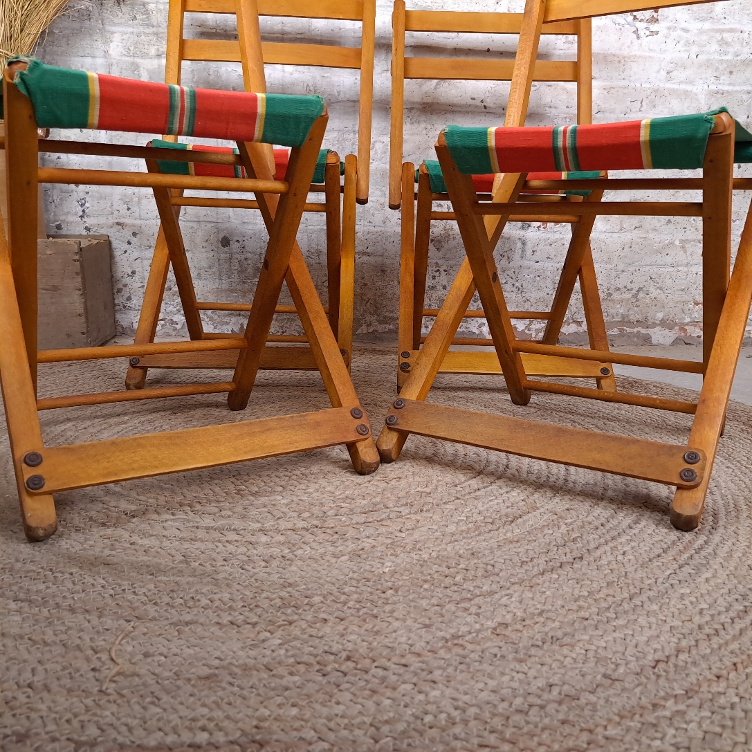 Ensemble De Pique-nique Pour Enfants De 3 à 6 Ans Avec Table D'activités Extérieures, 2 Chaises Pliantes Et Parasol Reglable En Hauteur Vert 97550390