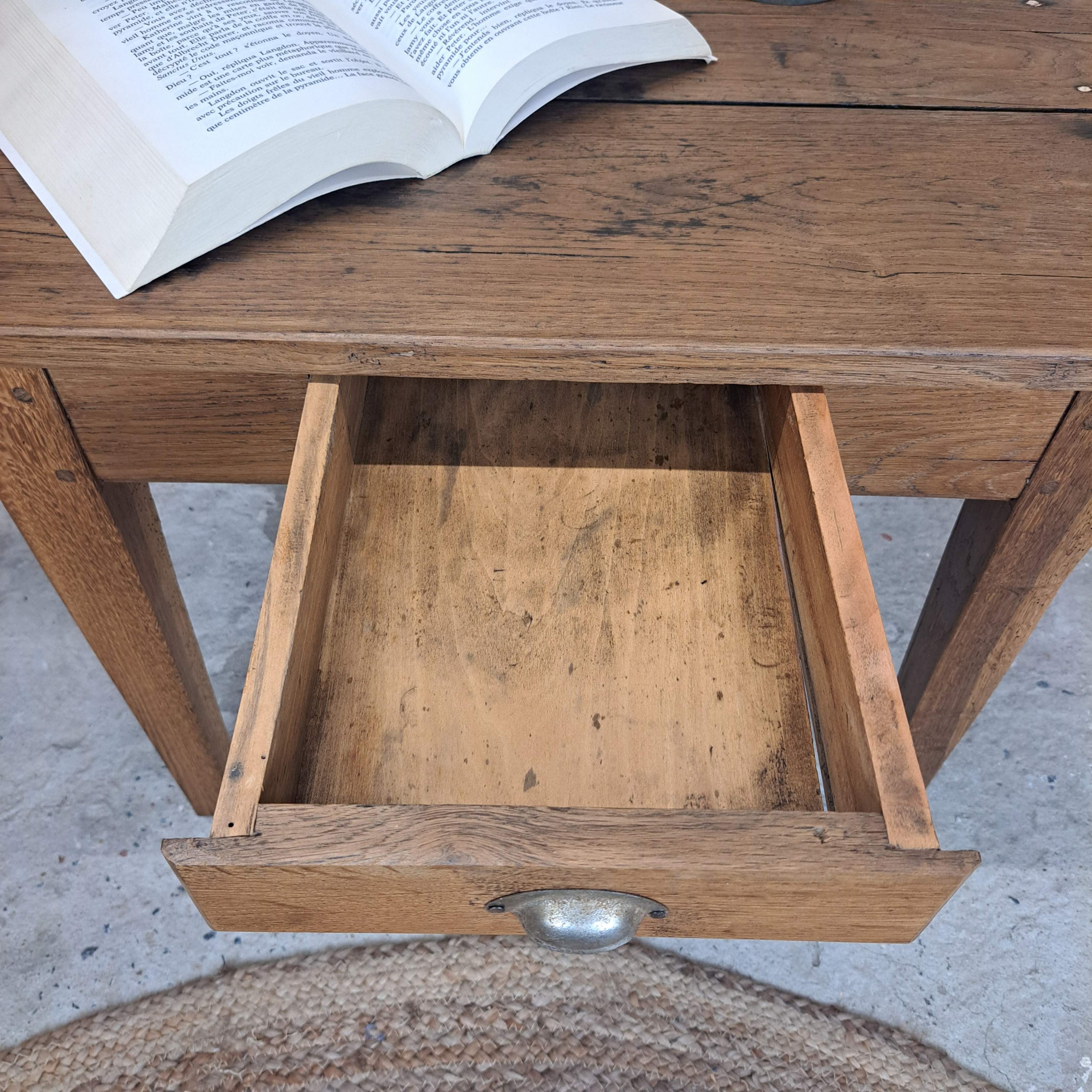 c9914572e151.jpg PETITE TABLE