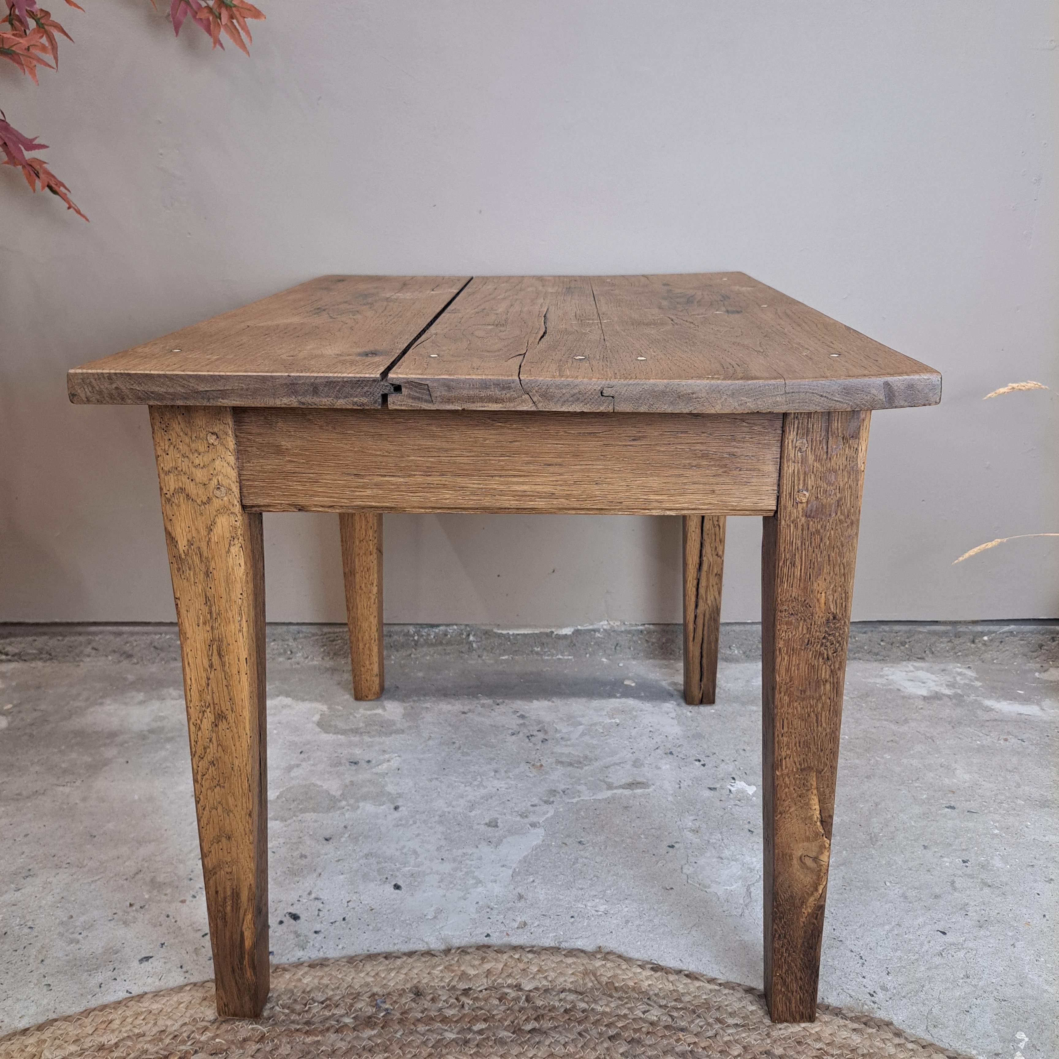 eaf85e23fd06.jpg PETITE TABLE