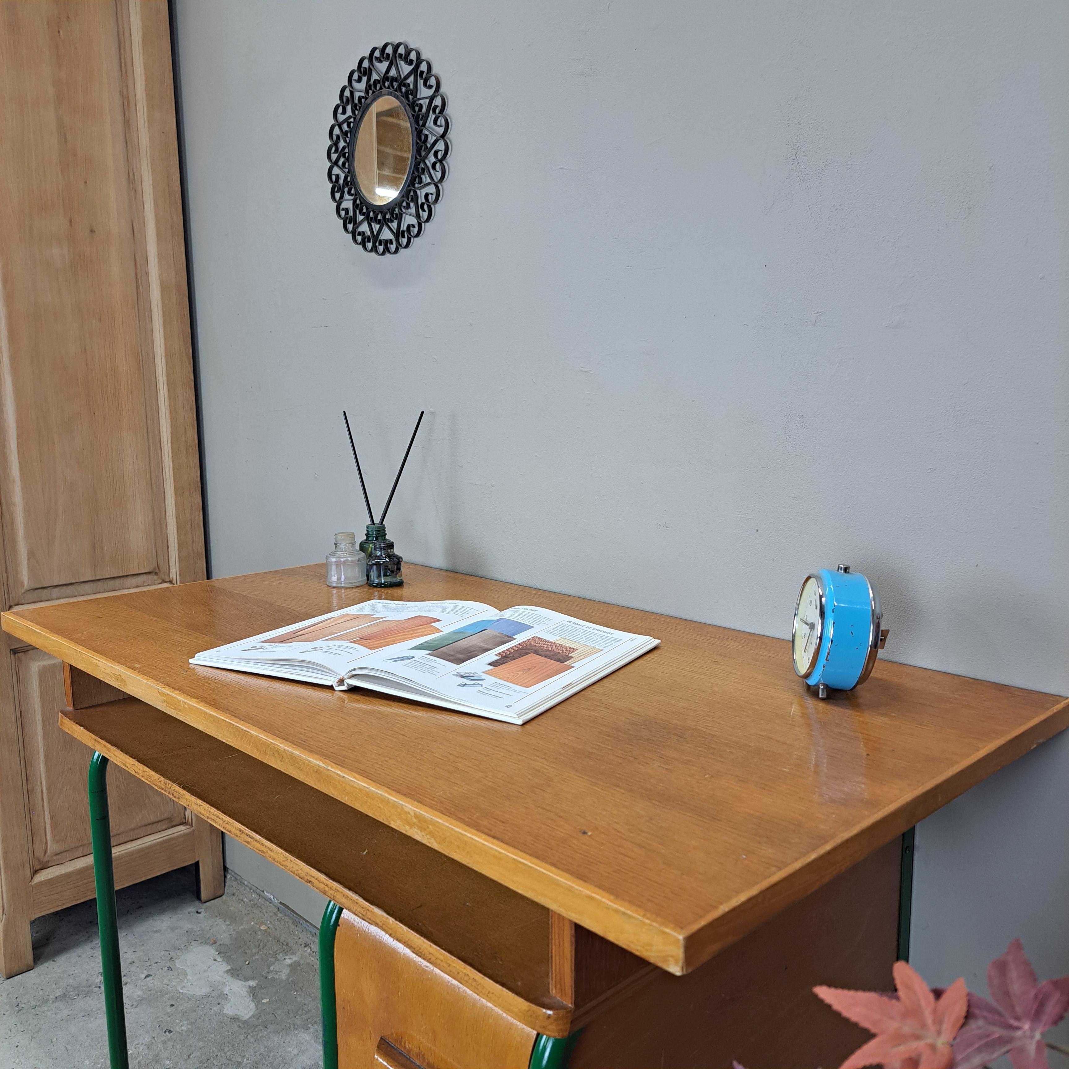 ec539f710e8c.jpg PETIT BUREAU