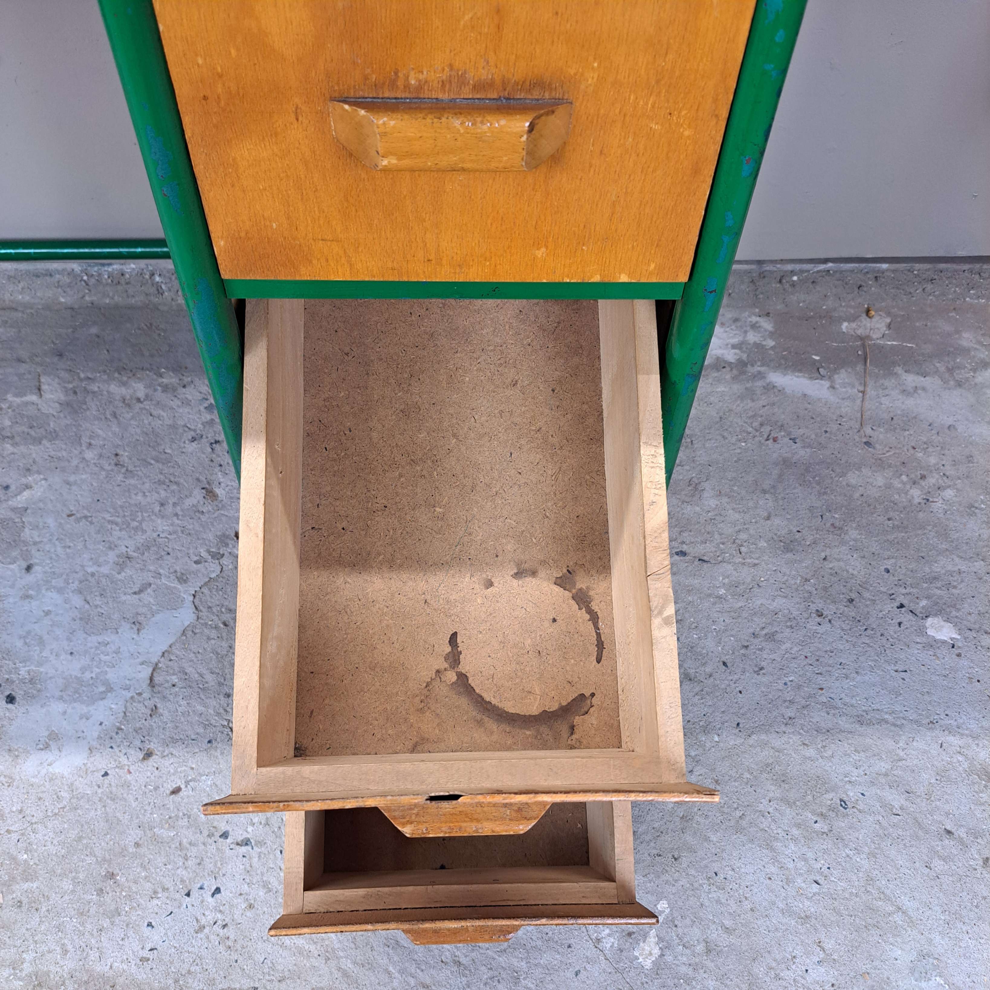 f77339e57e10.jpg PETIT BUREAU